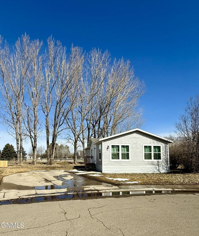 322 Bedford Boulevard, Bismarck, ND 58504 photo 2