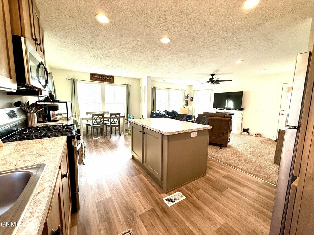 322 Bedford Boulevard, Bismarck, ND 58504 photo 8