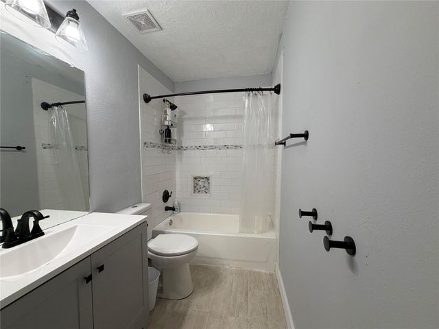 1113 Shadowbend Street, Pearland, TX 77581