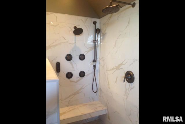 5585 Wood Crest Drive, Quincy, IL 62305