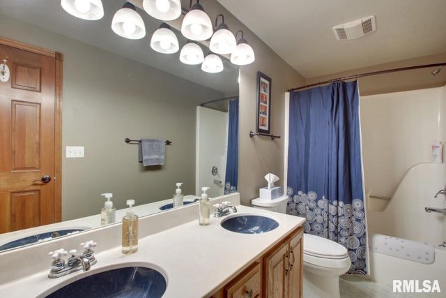 5585 Wood Crest Drive, Quincy, IL 62305