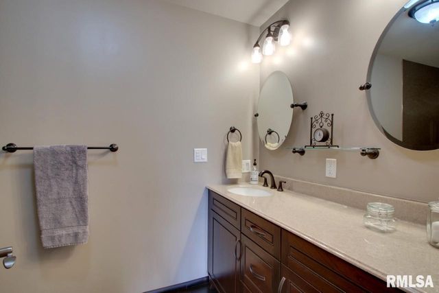 5585 Wood Crest Drive, Quincy, IL 62305