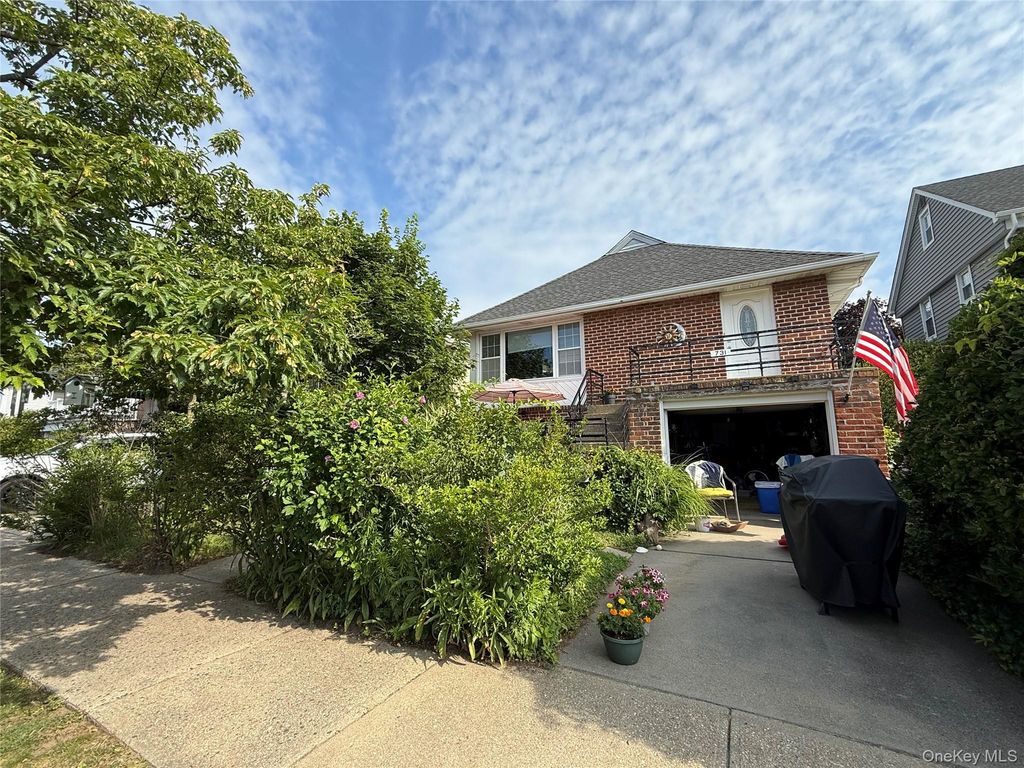 731 E Walnut Street 2nd floor, Long Beach, NY 11561