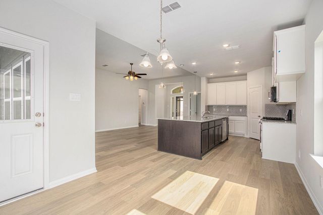 411 Wellshire Drive, West Columbia, TX 77486