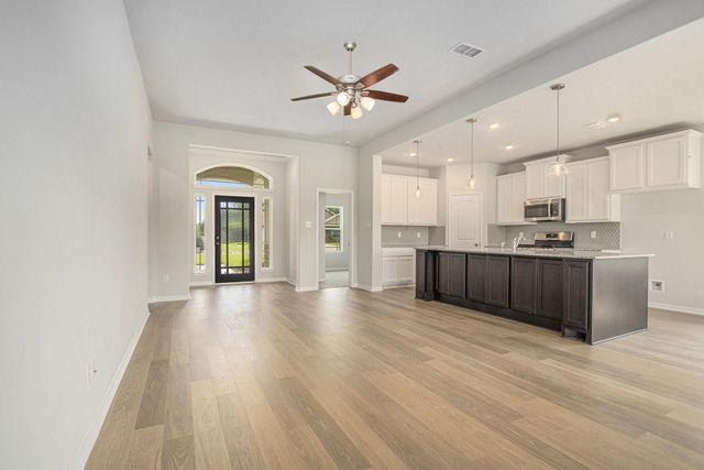 411 Wellshire Drive, West Columbia, TX 77486