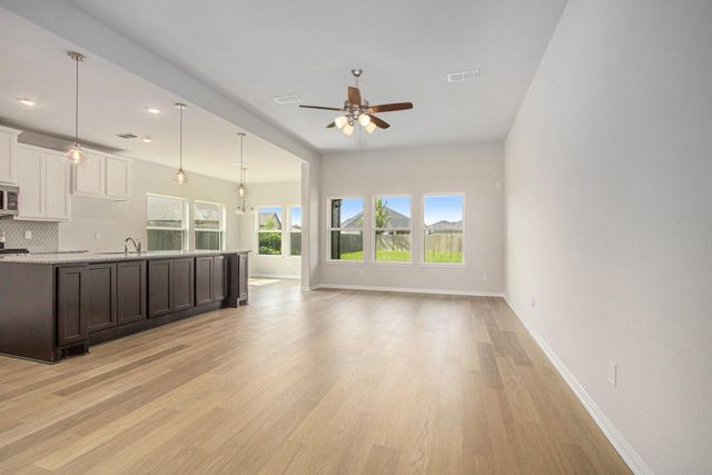 411 Wellshire Drive, West Columbia, TX 77486