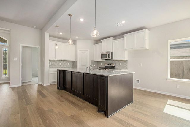 411 Wellshire Drive, West Columbia, TX 77486