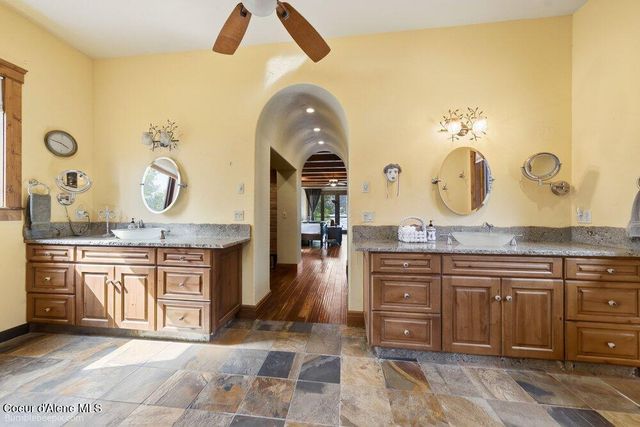 55 La Vita Bella Lane, Hope, ID 83836