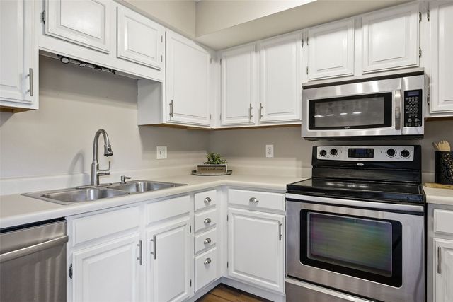 924 West Side Drive, Iowa City, IA 52246