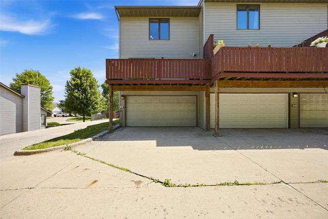924 West Side Drive, Iowa City, IA 52246