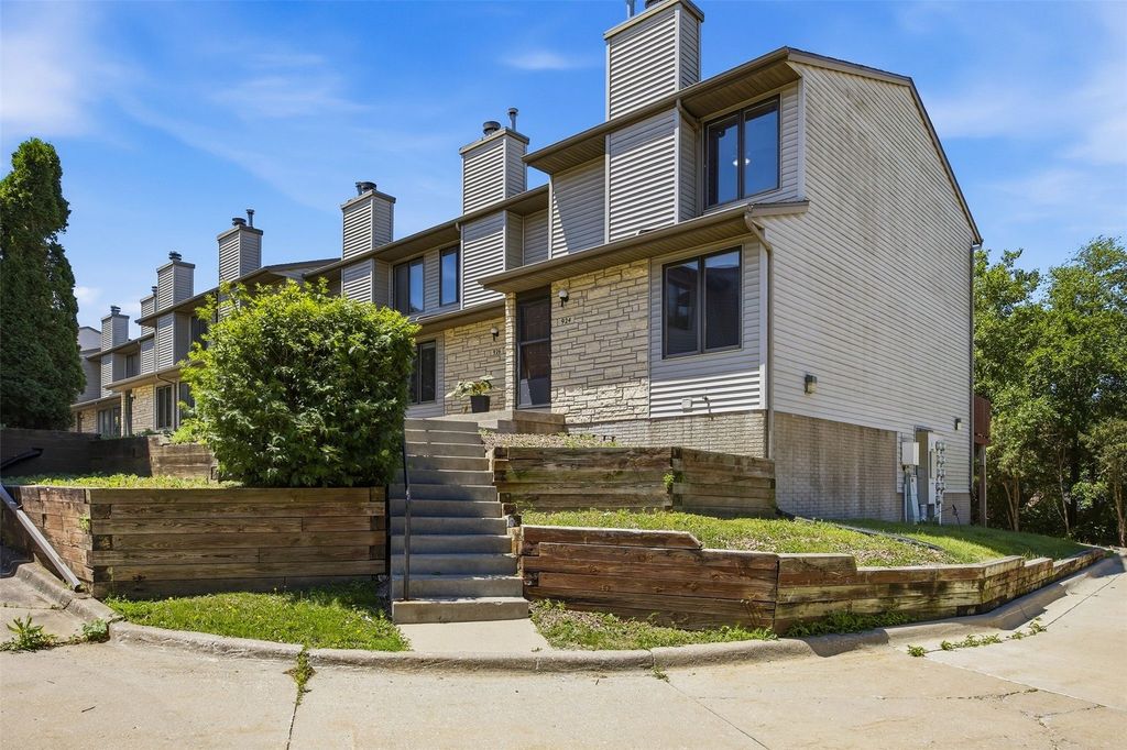 924 West Side Drive, Iowa City, IA 52246