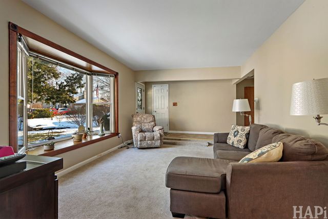 62 Ridge Court, Lindenhurst, IL 60046