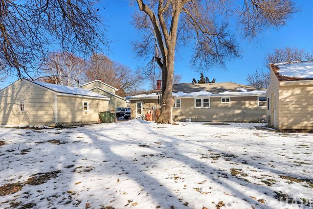 62 Ridge Court, Lindenhurst, IL 60046