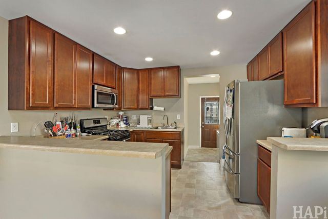 62 Ridge Court, Lindenhurst, IL 60046