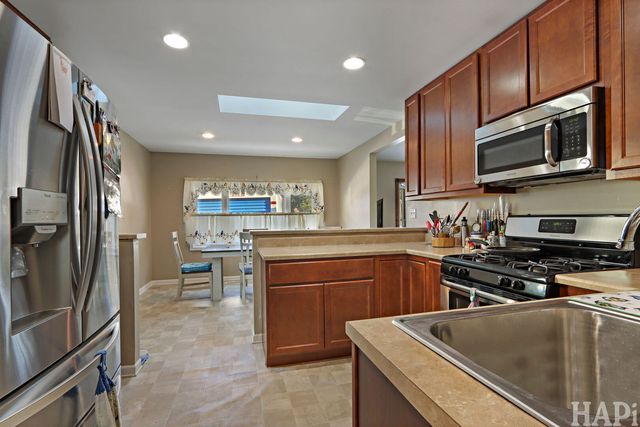 62 Ridge Court, Lindenhurst, IL 60046