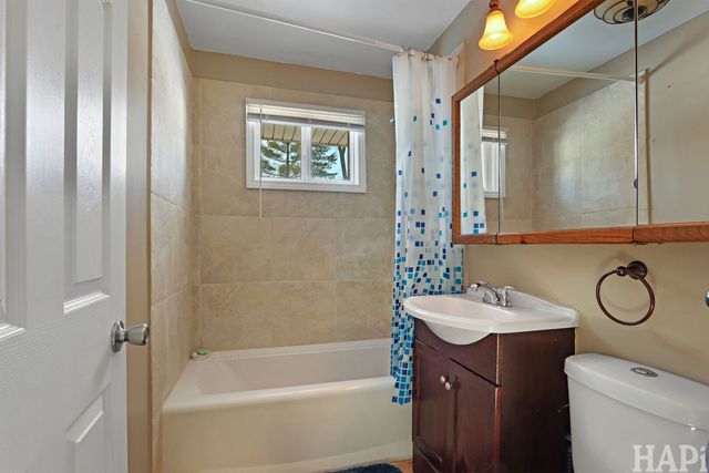 62 Ridge Court, Lindenhurst, IL 60046