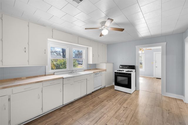 723 E Pecan Street, La Grange, TX 78945