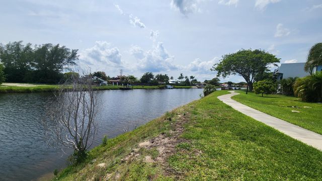360 Canal Point S, Delray Beach, FL 33444