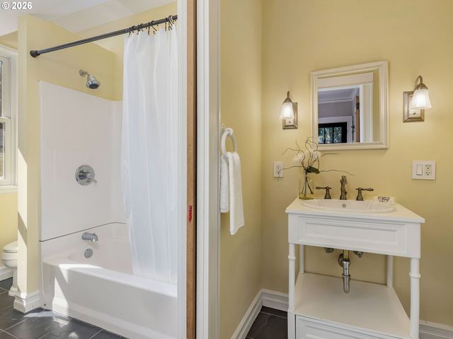 5651 Se KING Rd, Milwaukie, OR 97222