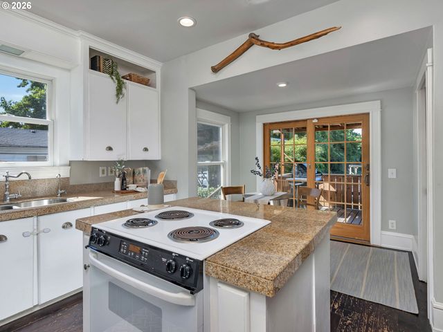 5651 Se KING Rd, Milwaukie, OR 97222