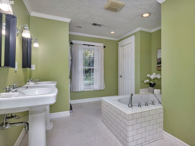 5651 Se KING Rd, Milwaukie, OR 97222