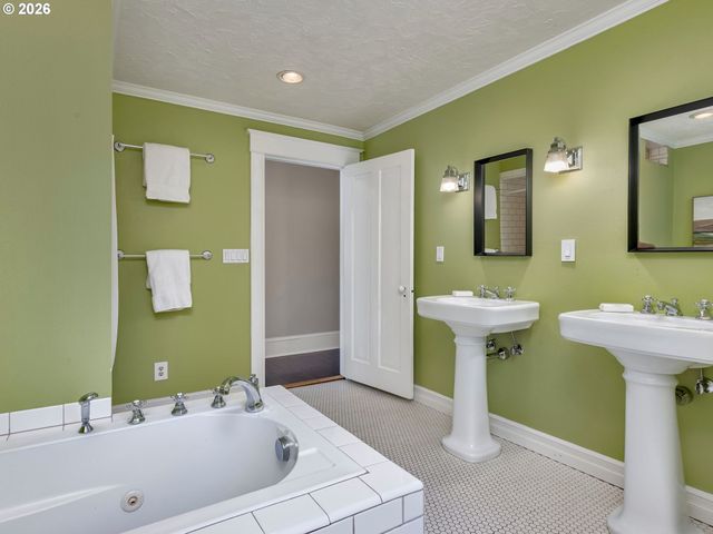 5651 Se KING Rd, Milwaukie, OR 97222