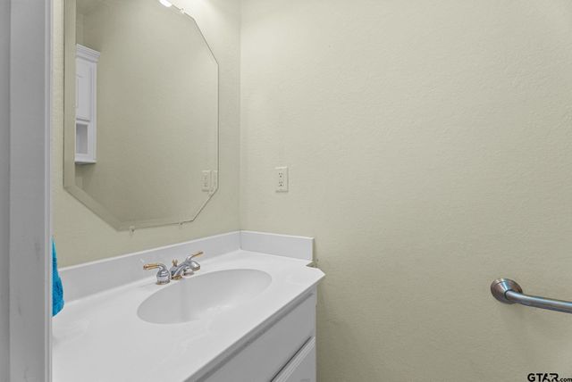 12900 Winding Oak, Lindale, TX 75771