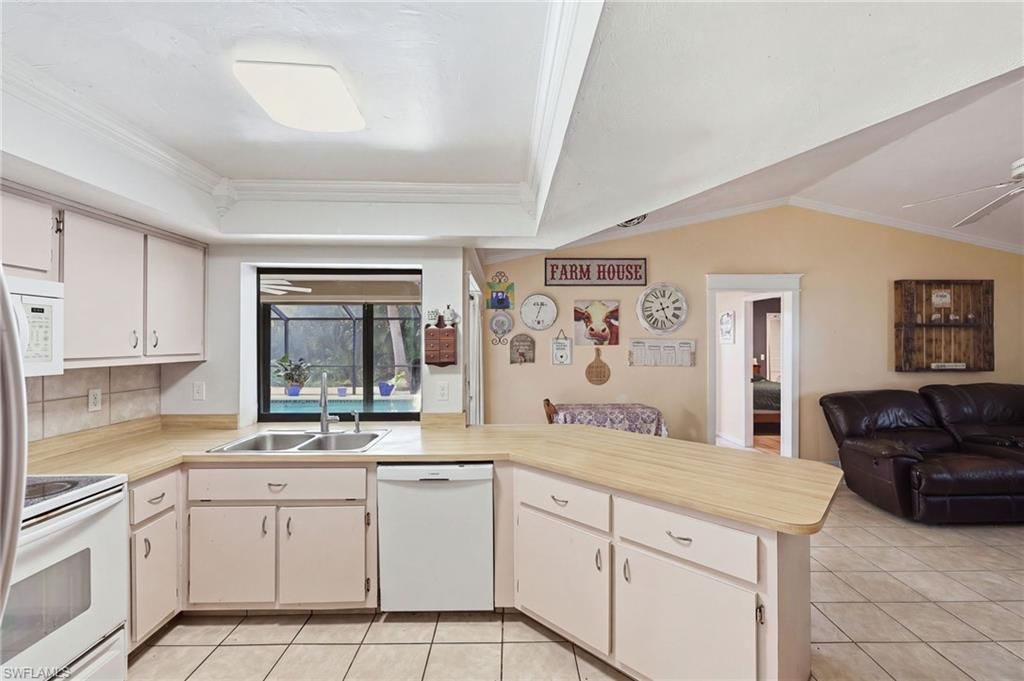 Image 10 of property listing at 338 46th LN, Cape Coral, FL 33904