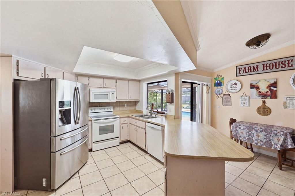 Image 9 of property listing at 338 46th LN, Cape Coral, FL 33904