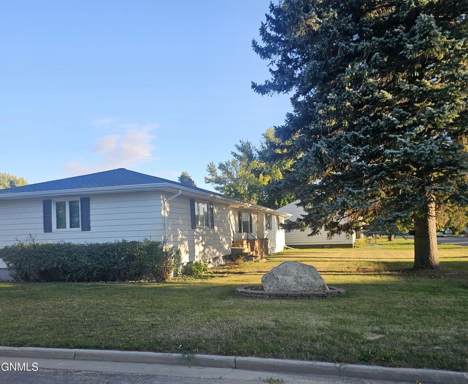 1438 4th Avenue NW, Jamestown, ND 58401 photo 2