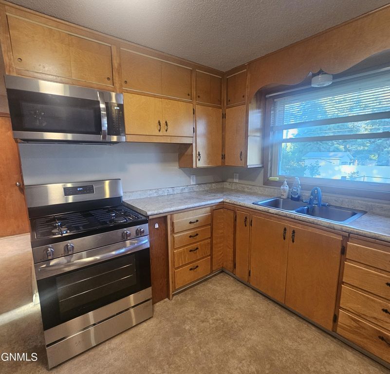 1438 4th Avenue NW, Jamestown, ND 58401 photo 4