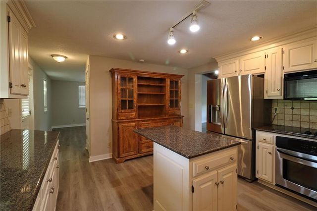 22701 Timberview Road, Harrisonville, MO 64701