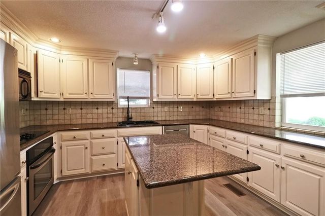 22701 Timberview Road, Harrisonville, MO 64701