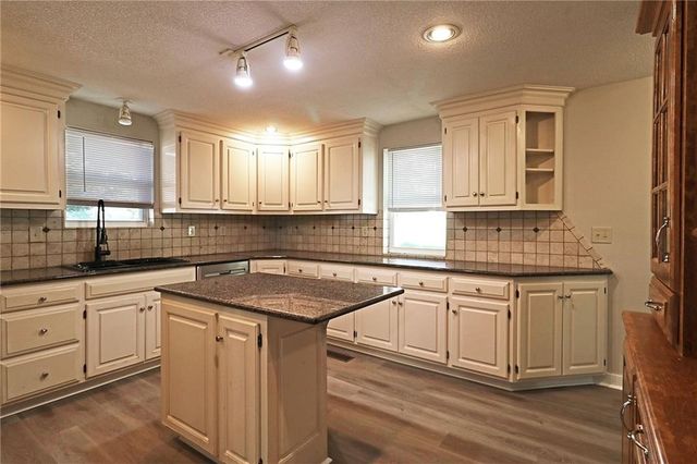 22701 Timberview Road, Harrisonville, MO 64701