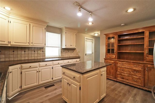 22701 Timberview Road, Harrisonville, MO 64701