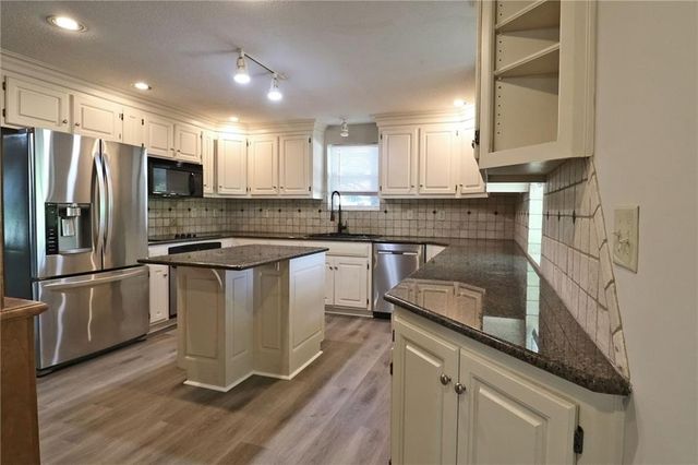 22701 Timberview Road, Harrisonville, MO 64701