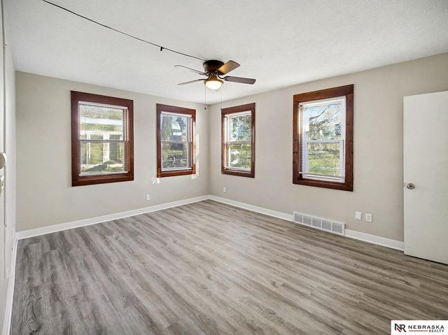 350 S 38th Street, Lincoln, NE 68510