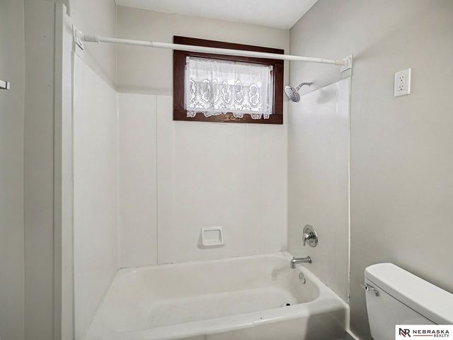 350 S 38th Street, Lincoln, NE 68510