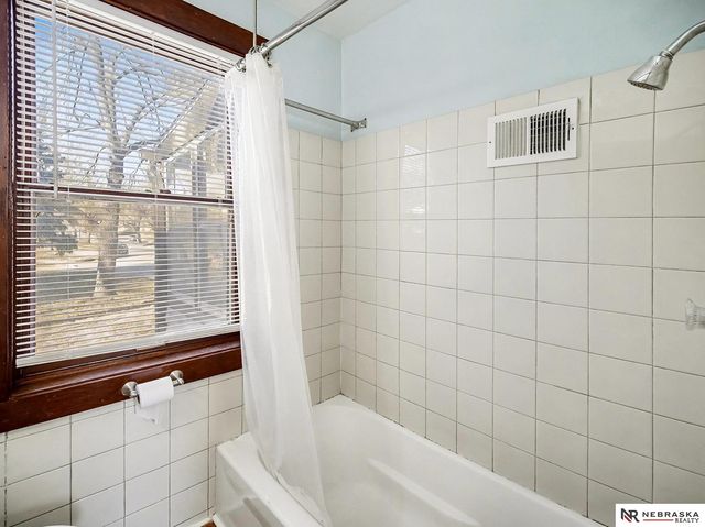 350 S 38th Street, Lincoln, NE 68510