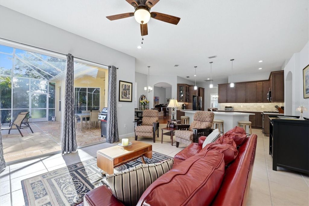 Image 12 of property listing at 6919 67TH TERRACE E, Bradenton, FL 34203