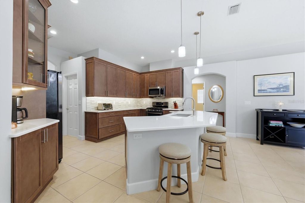 Image 14 of property listing at 6919 67TH TERRACE E, Bradenton, FL 34203