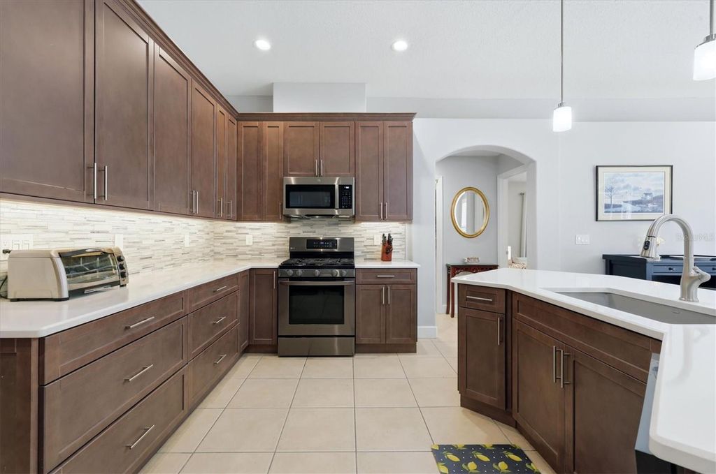 Image 16 of property listing at 6919 67TH TERRACE E, Bradenton, FL 34203