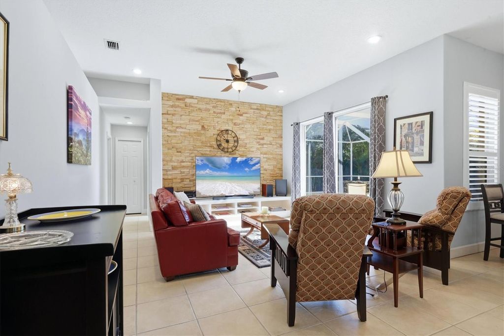 Image 8 of property listing at 6919 67TH TERRACE E, Bradenton, FL 34203