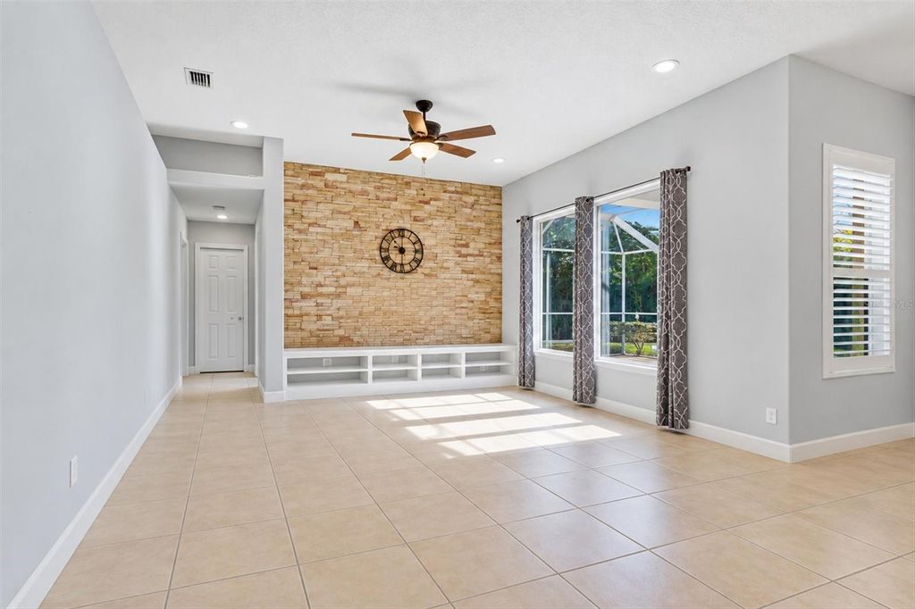 Image 9 of property listing at 6919 67TH TERRACE E, Bradenton, FL 34203