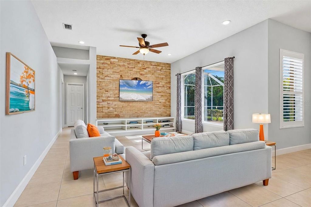Image 10 of property listing at 6919 67TH TERRACE E, Bradenton, FL 34203