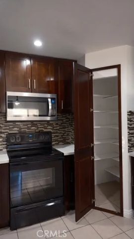 18555 Collins C33, Tarzana, CA 91356