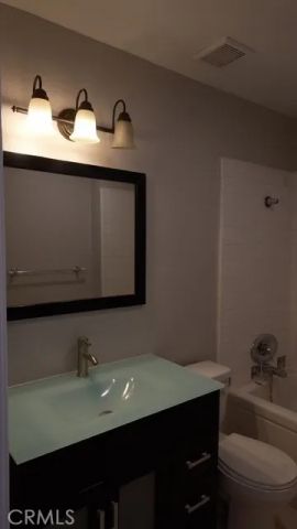 18555 Collins C33, Tarzana, CA 91356