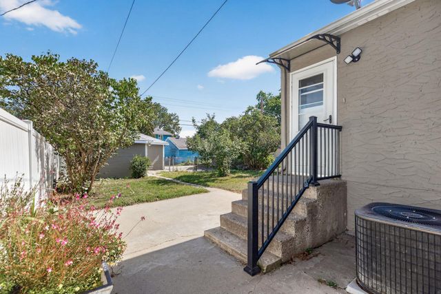 4242 Thomas Avenue N, Minneapolis, MN 55412
