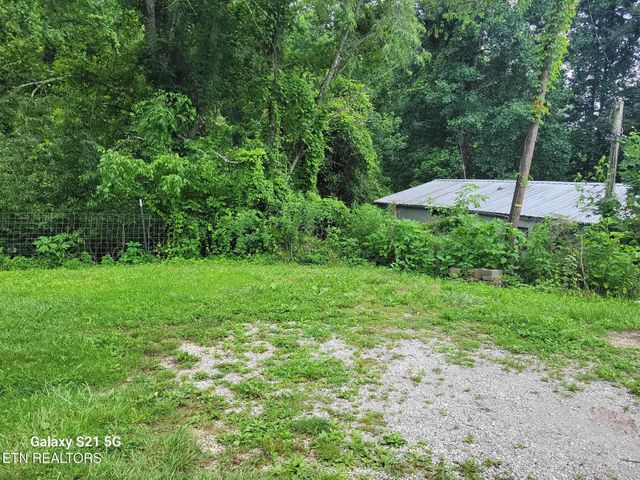 621 Phillips Flats Rd, Oneida, TN 37841