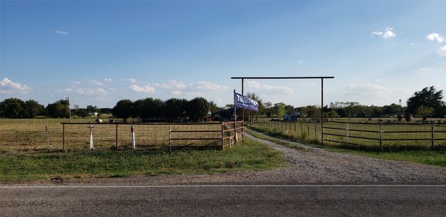 806 N Fm 1752, Savoy, TX 75479